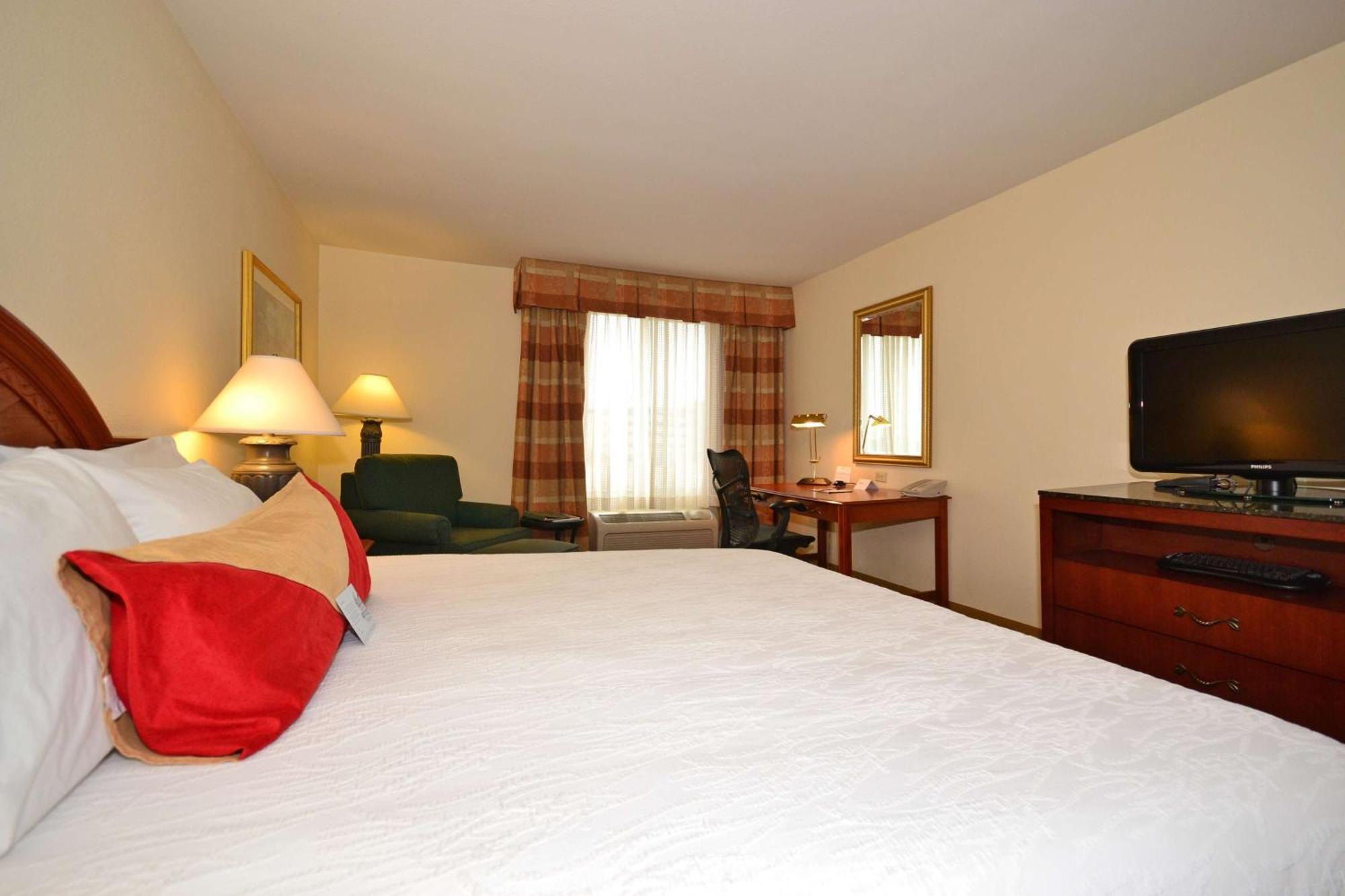 Hilton Garden Inn Tulsa Airport Экстерьер фото