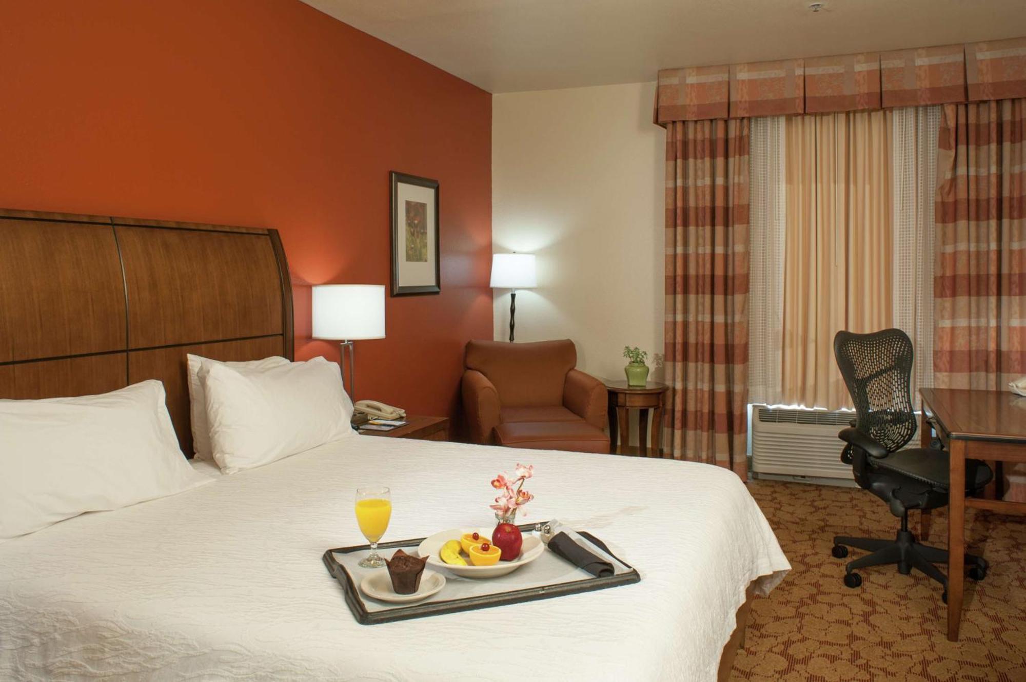 Hilton Garden Inn Tulsa Airport Экстерьер фото