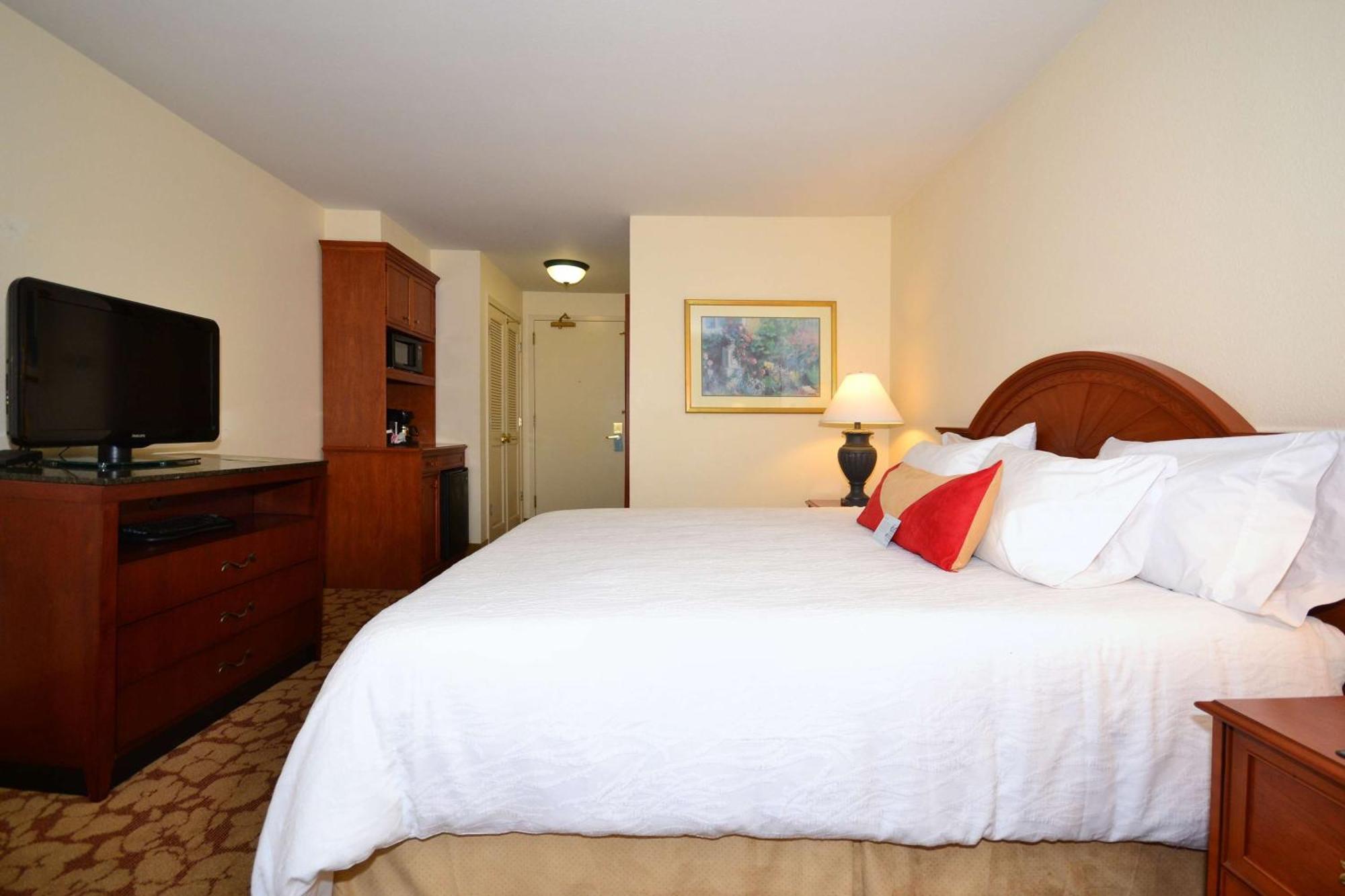 Hilton Garden Inn Tulsa Airport Экстерьер фото