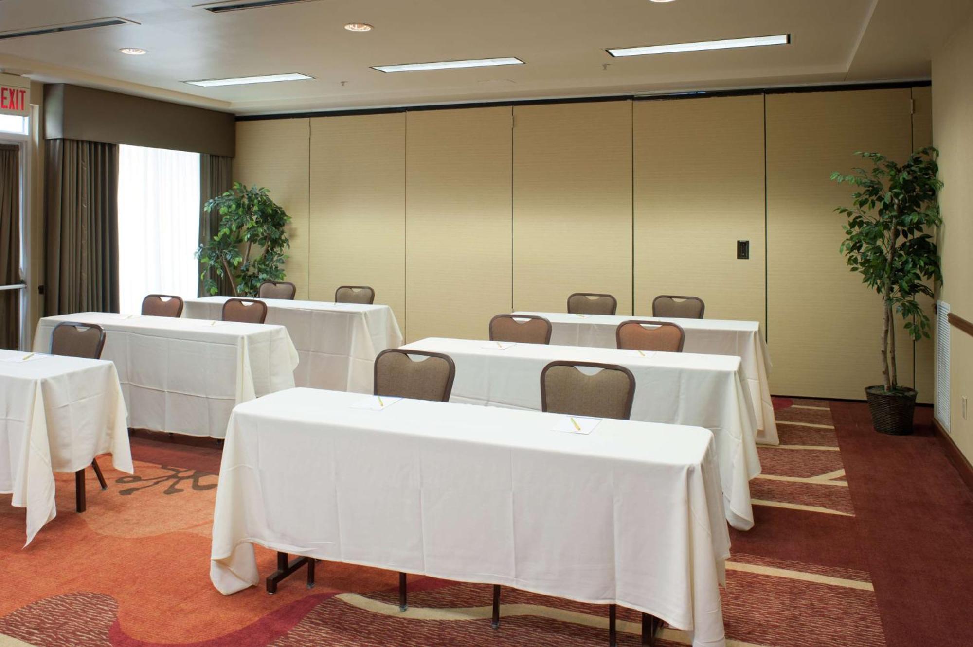 Hilton Garden Inn Tulsa Airport Экстерьер фото