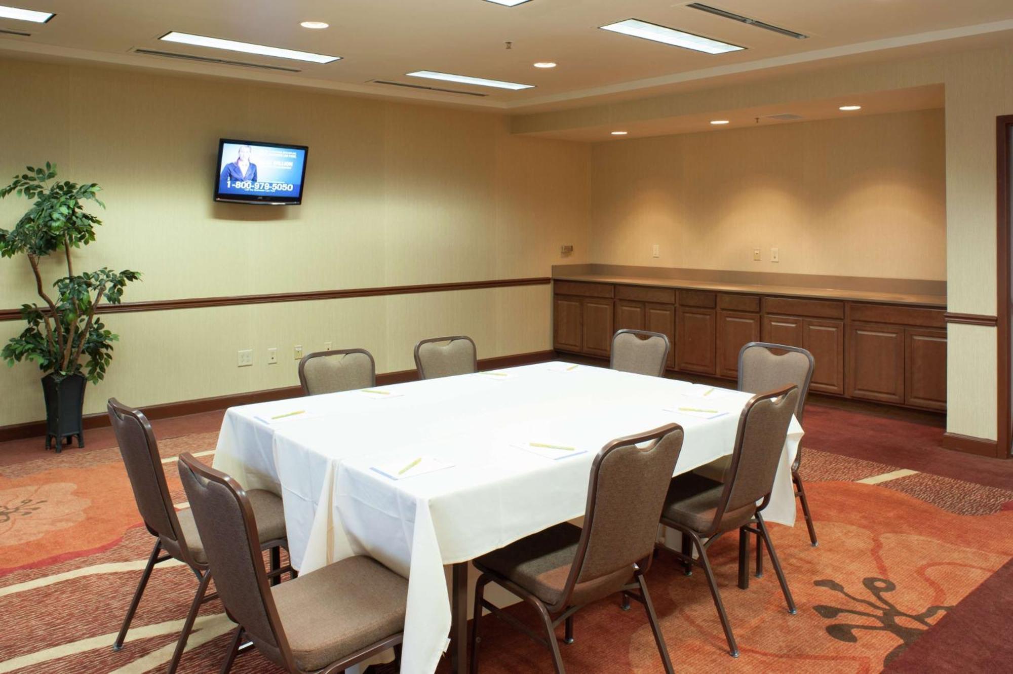 Hilton Garden Inn Tulsa Airport Экстерьер фото