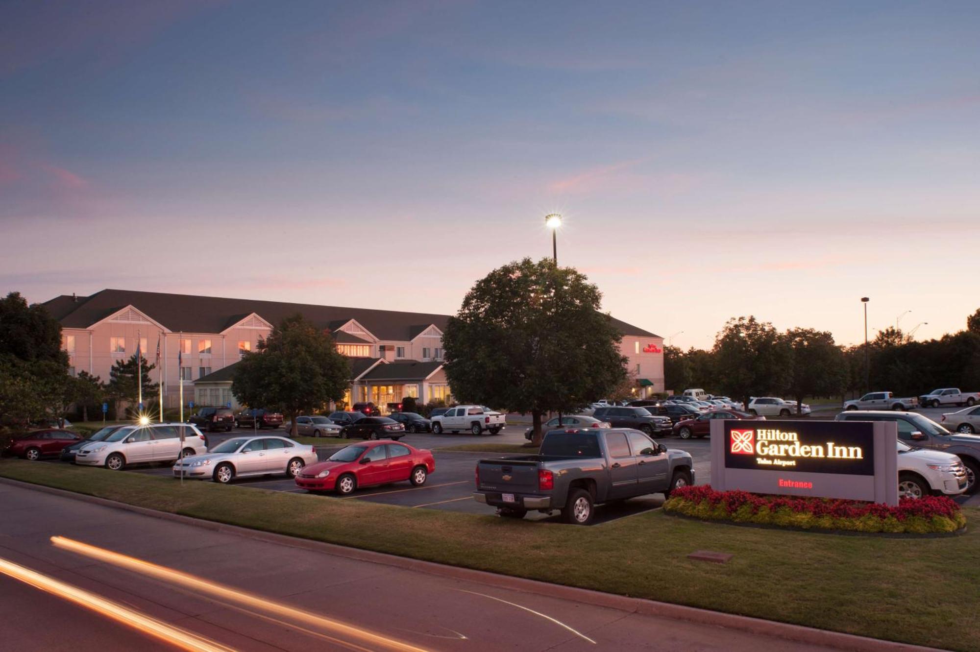 Hilton Garden Inn Tulsa Airport Экстерьер фото