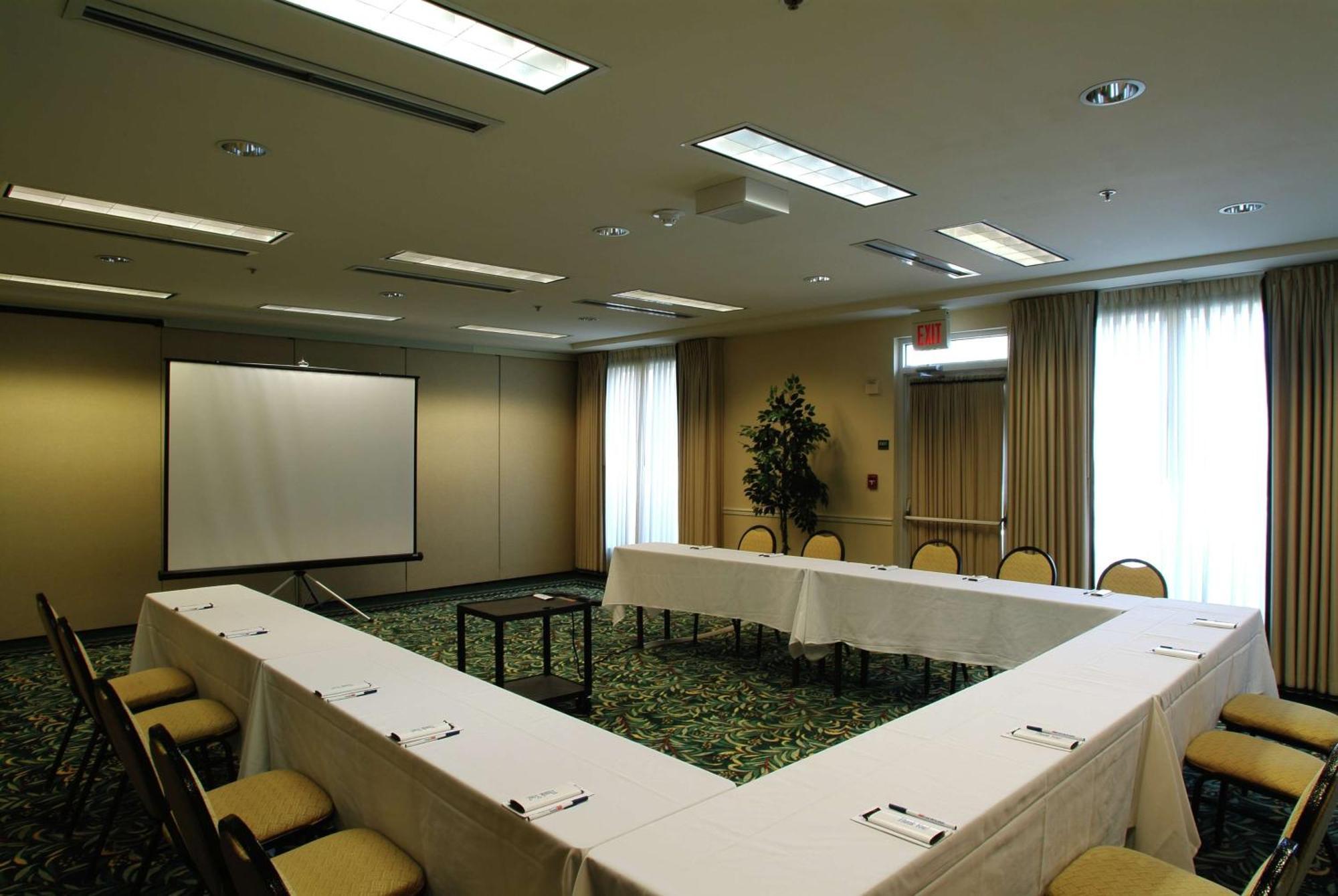 Hilton Garden Inn Tulsa Airport Экстерьер фото