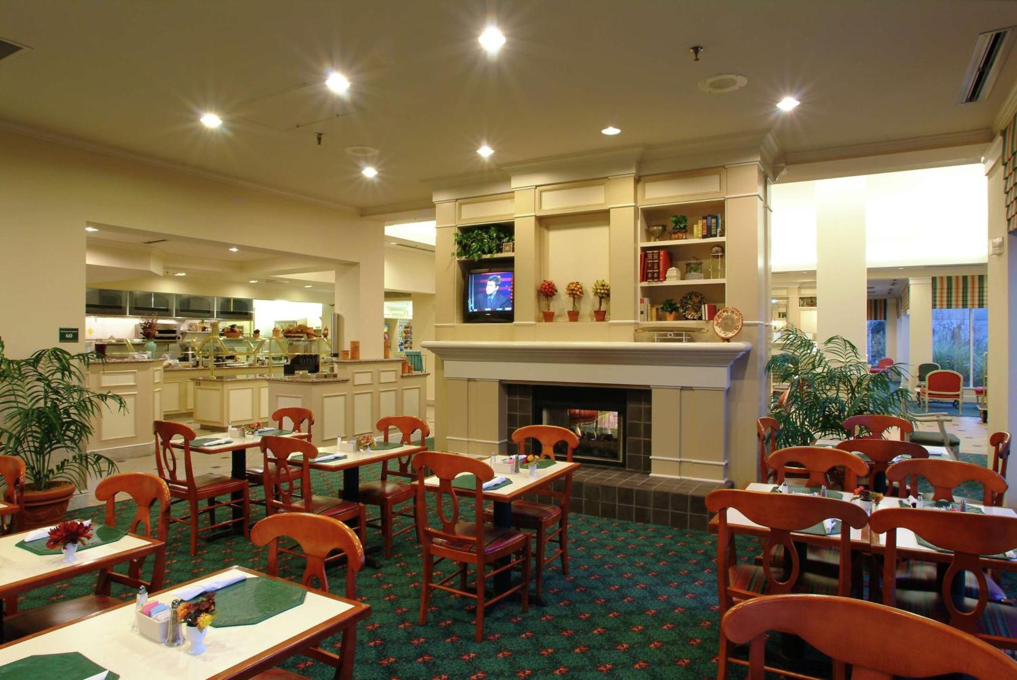 Hilton Garden Inn Tulsa Airport Экстерьер фото