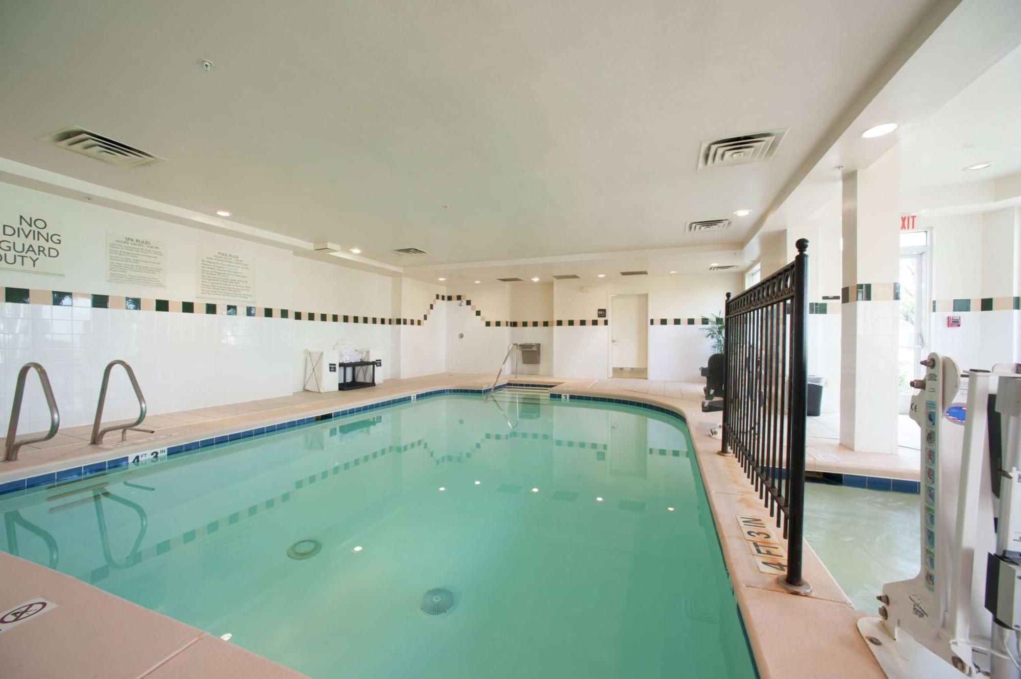 Hilton Garden Inn Tulsa Airport Экстерьер фото