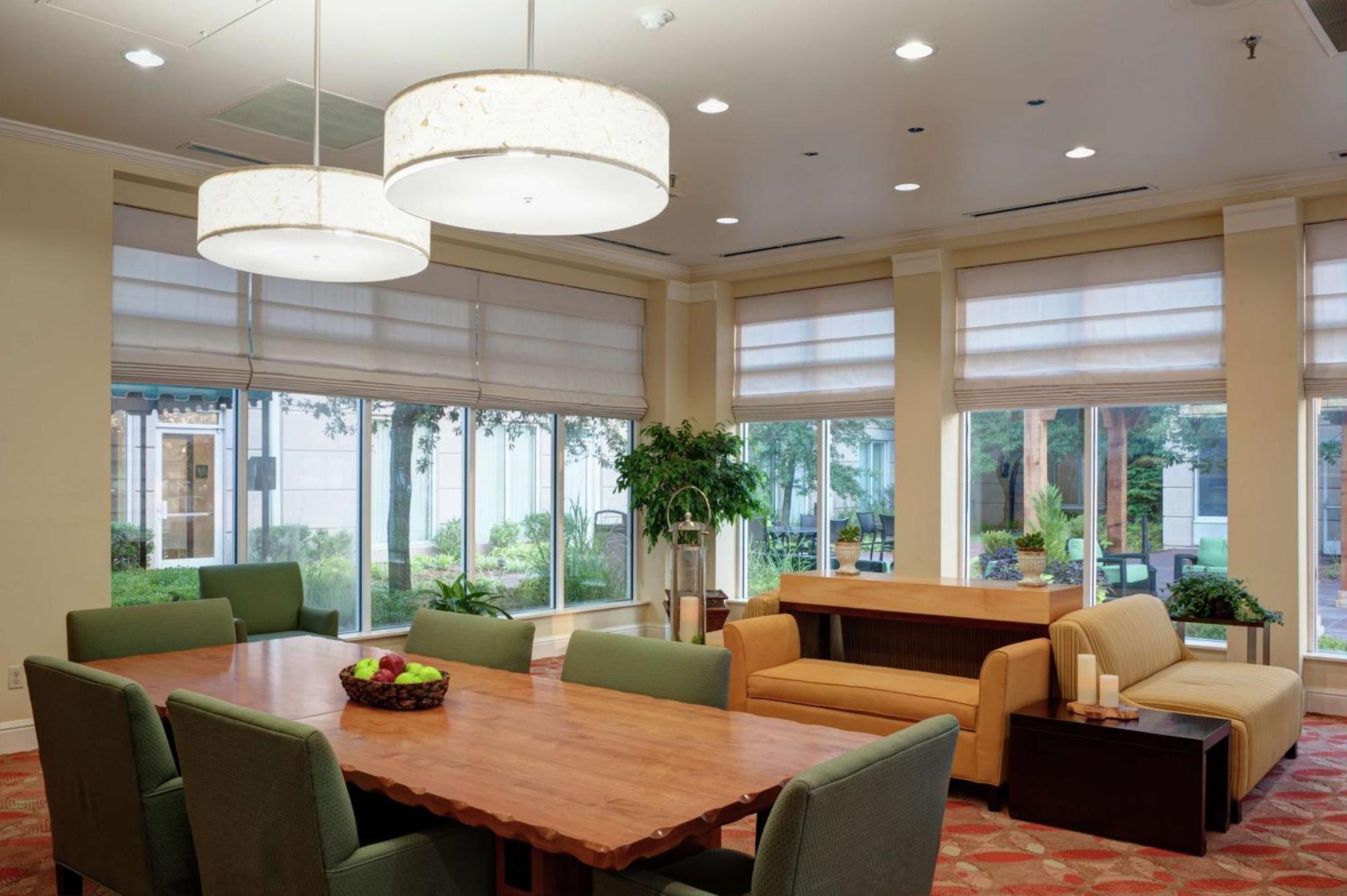 Hilton Garden Inn Tulsa Airport Экстерьер фото
