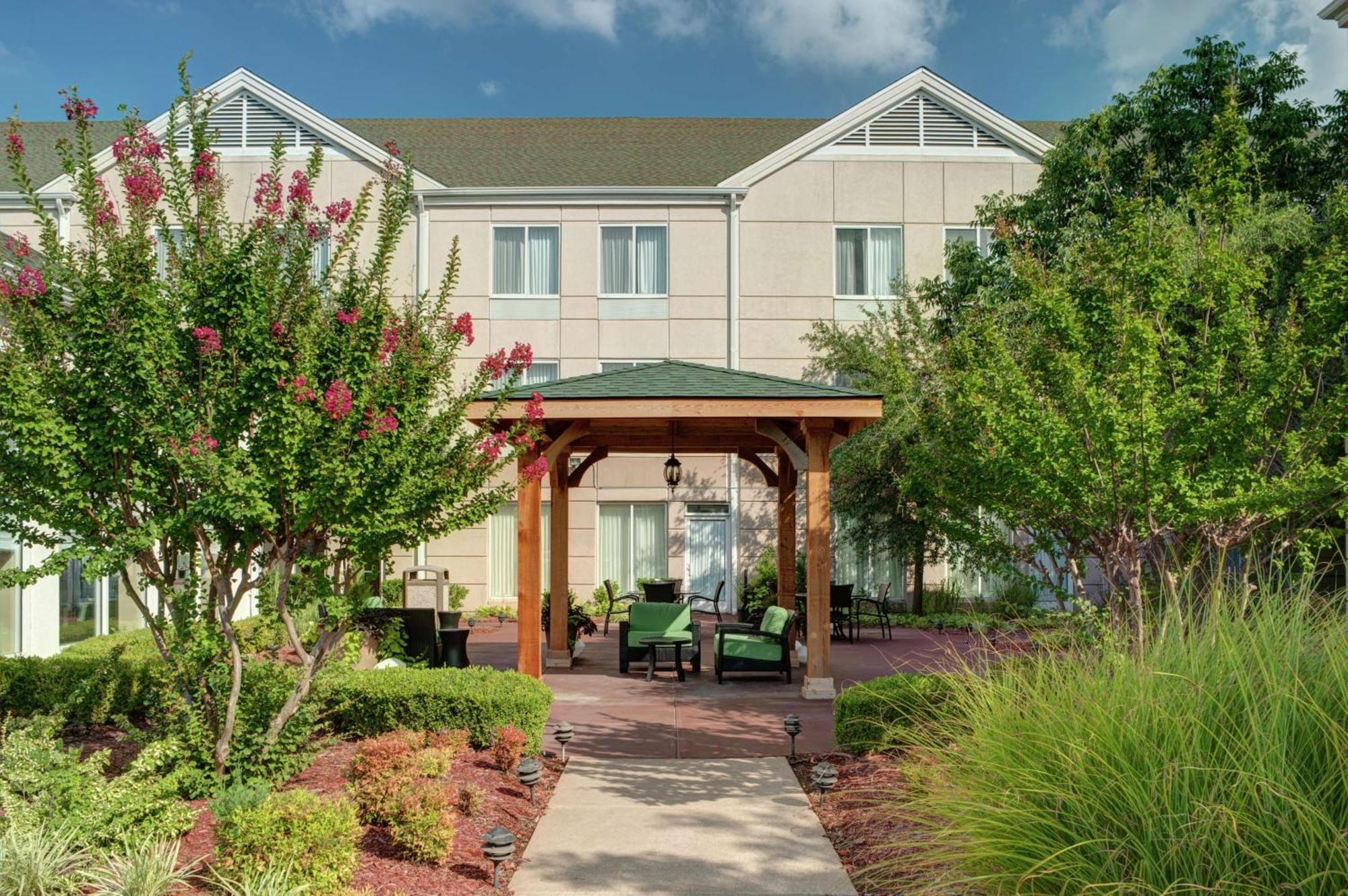 Hilton Garden Inn Tulsa Airport Экстерьер фото