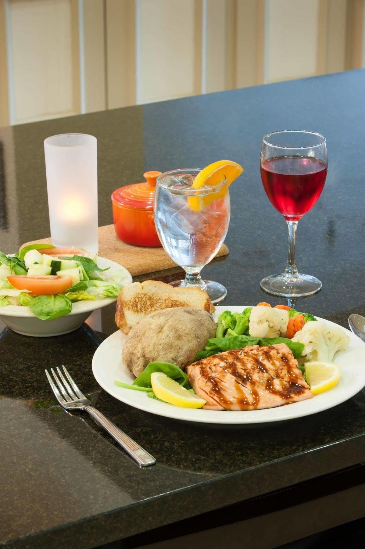 Hilton Garden Inn Tulsa Airport Экстерьер фото