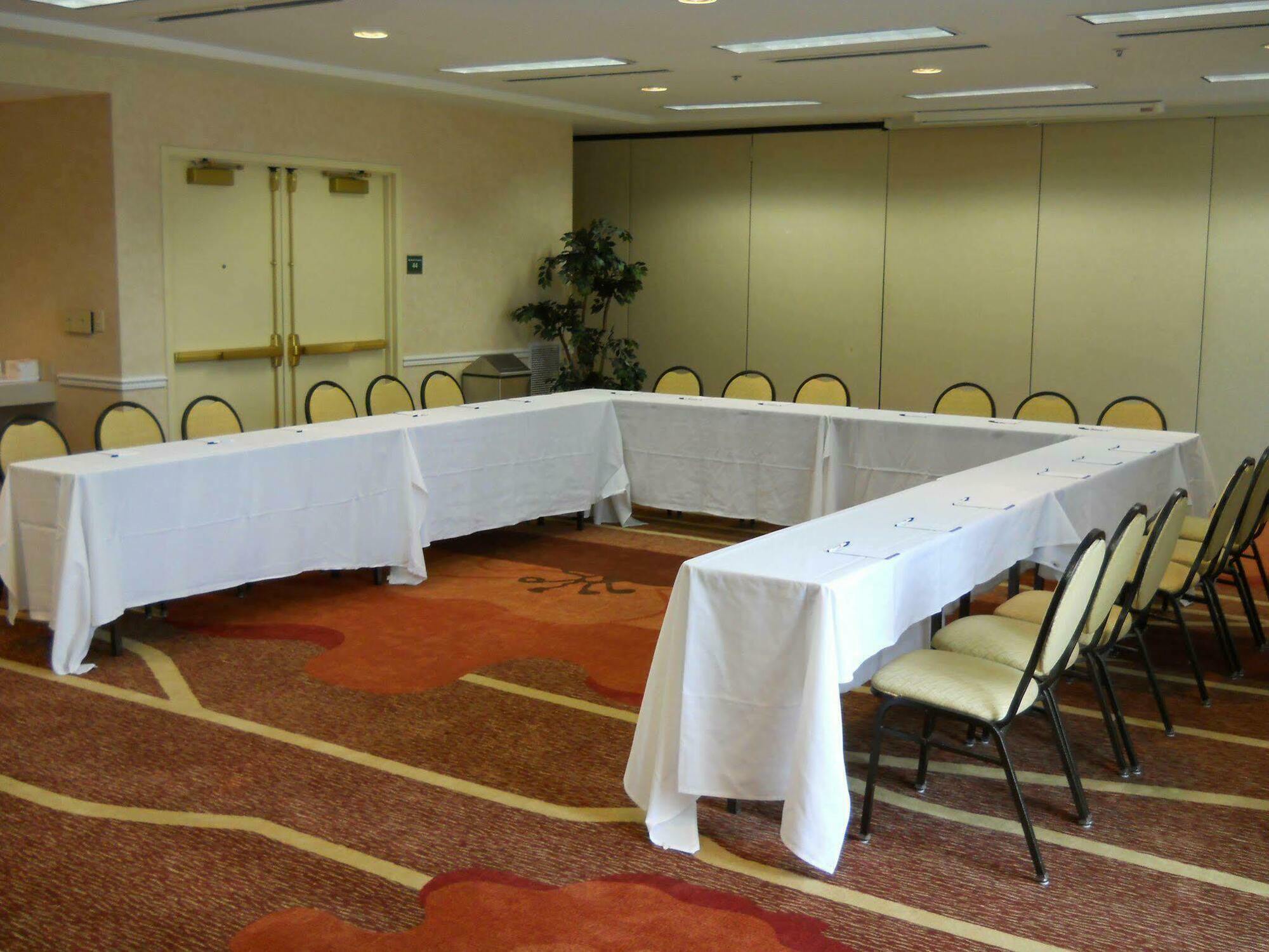 Hilton Garden Inn Tulsa Airport Бизнес фото